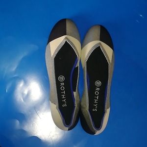Brand new round toe W10.5 Rothys black&cream flats